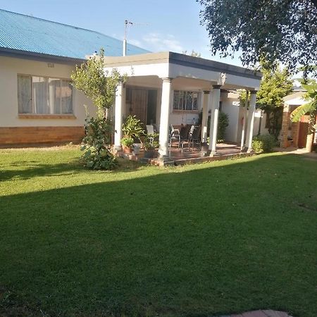 Lala Poa Guest House Клерксдорп Экстерьер фото