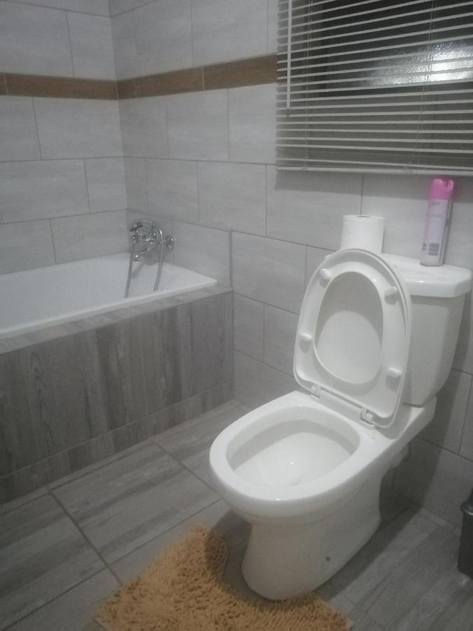 Lala Poa Guest House Клерксдорп Экстерьер фото