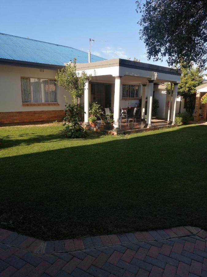 Lala Poa Guest House Клерксдорп Экстерьер фото