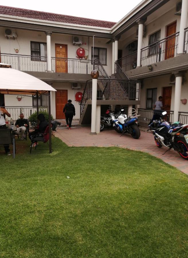 Lala Poa Guest House Клерксдорп Экстерьер фото